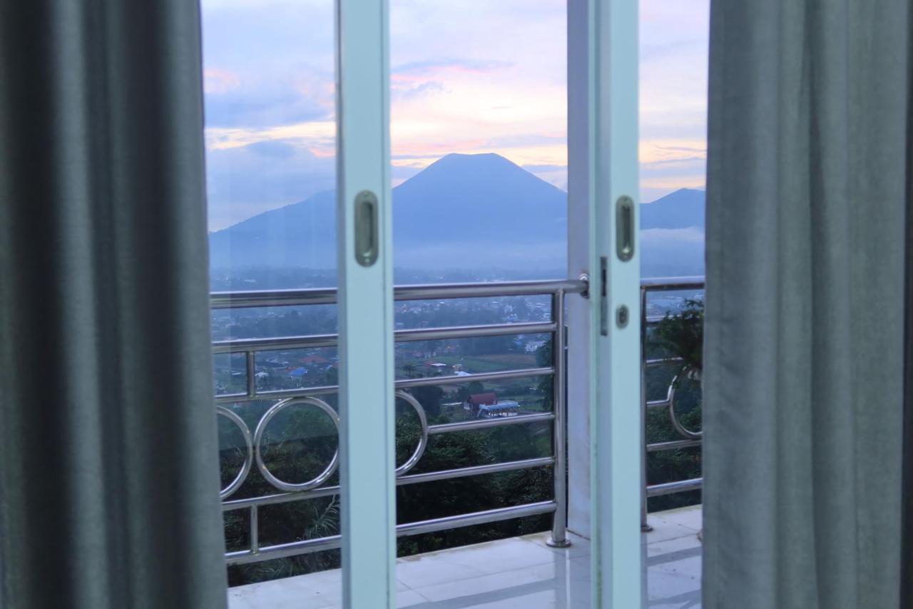 Narwastu Hills Hotel Tomohon Buitenkant foto